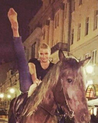 Шпагат на лошади